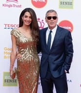 Amal Clooney shkëlqen në ar: Fustani retro që mori gjithë vëmendjen në Londër Amal Clooney shkëlqen në ar: Fustani retro që mori gjithë vëmendjen në Londër