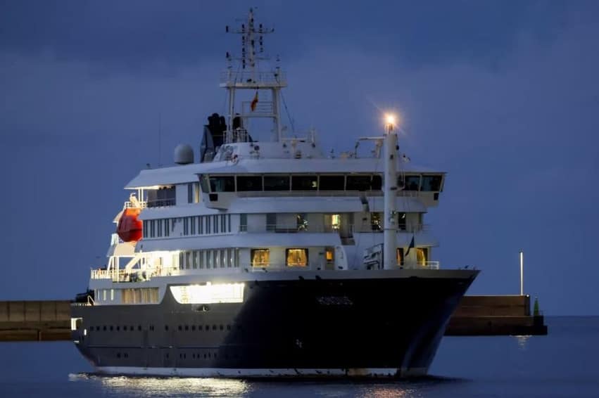 Anija turistike e goditur nga hantavirusi mbërrin në Tenerife Anija turistike e goditur nga hantavirusi mbërrin në Tenerife