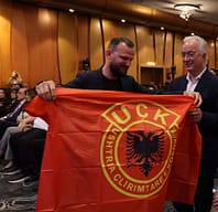 Xhavit Halitit i dhurohet flamuri i UÇK-së Xhavit Halitit i dhurohet flamuri i UÇK-së