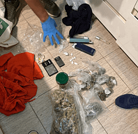 Bastisje në një banesë në Shkup, policia sekuestroi disa lloje të substancave narkotike Bastisje në një banesë në Shkup, policia sekuestroi disa lloje të substancave narkotike